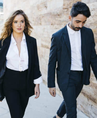 modern-business-people-walking-scaled-e1741426247684