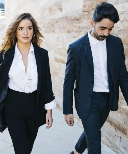 modern-business-people-walking-scaled-e1741426247684